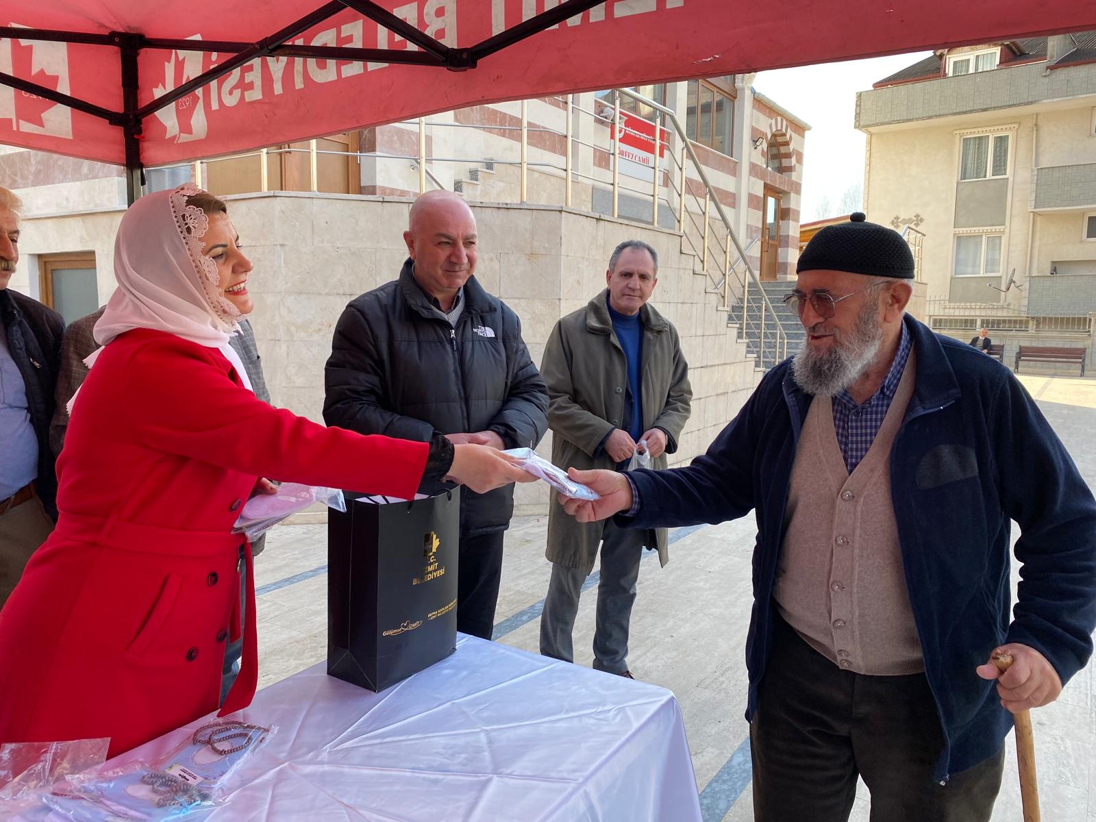 Hürriyet Cuma Namazi sonrasi Körfezli vatandaslarla bulustu (11)