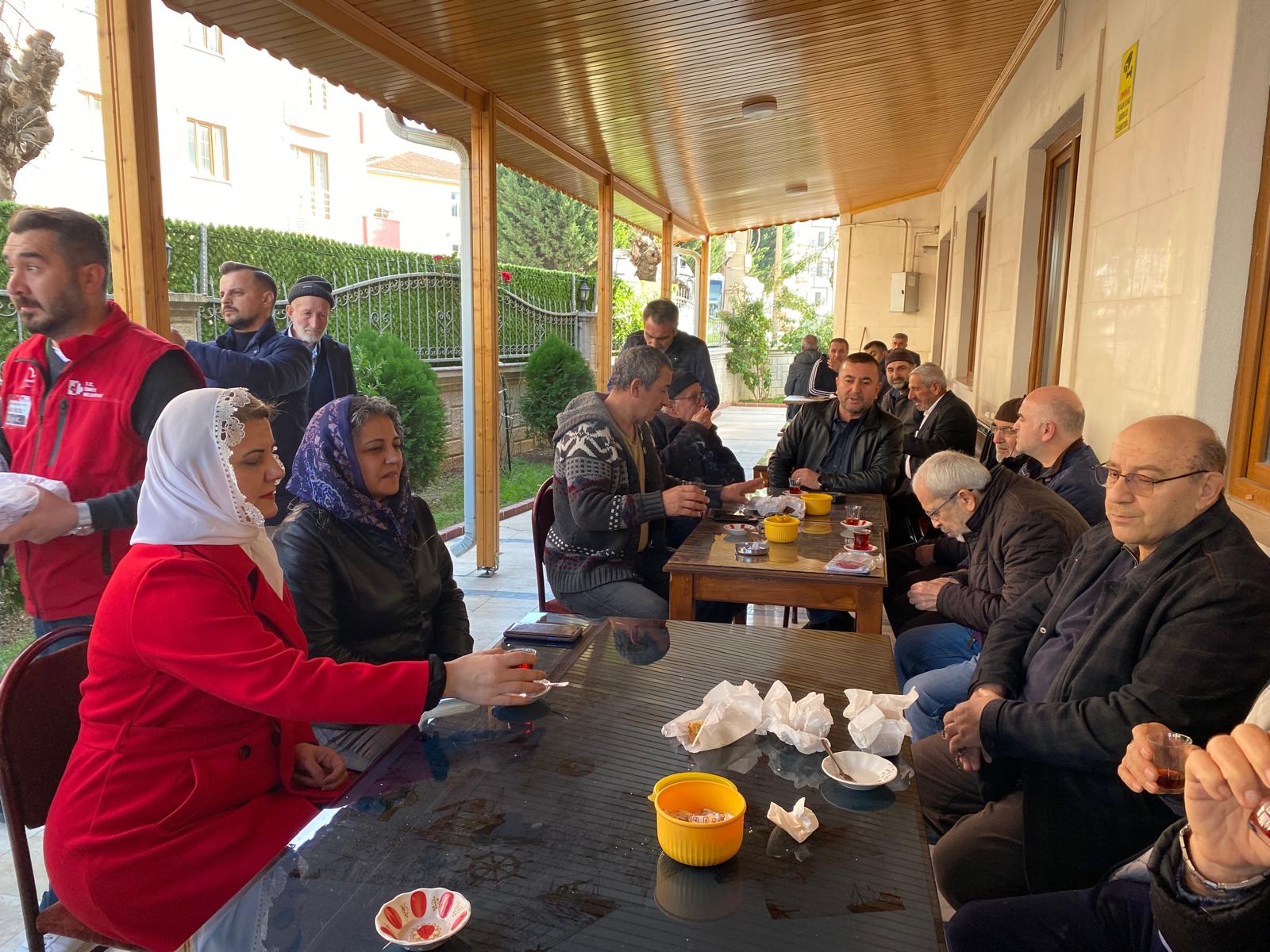 Hürriyet Cuma Namazi sonrasi Körfezli vatandaslarla bulustu (13)