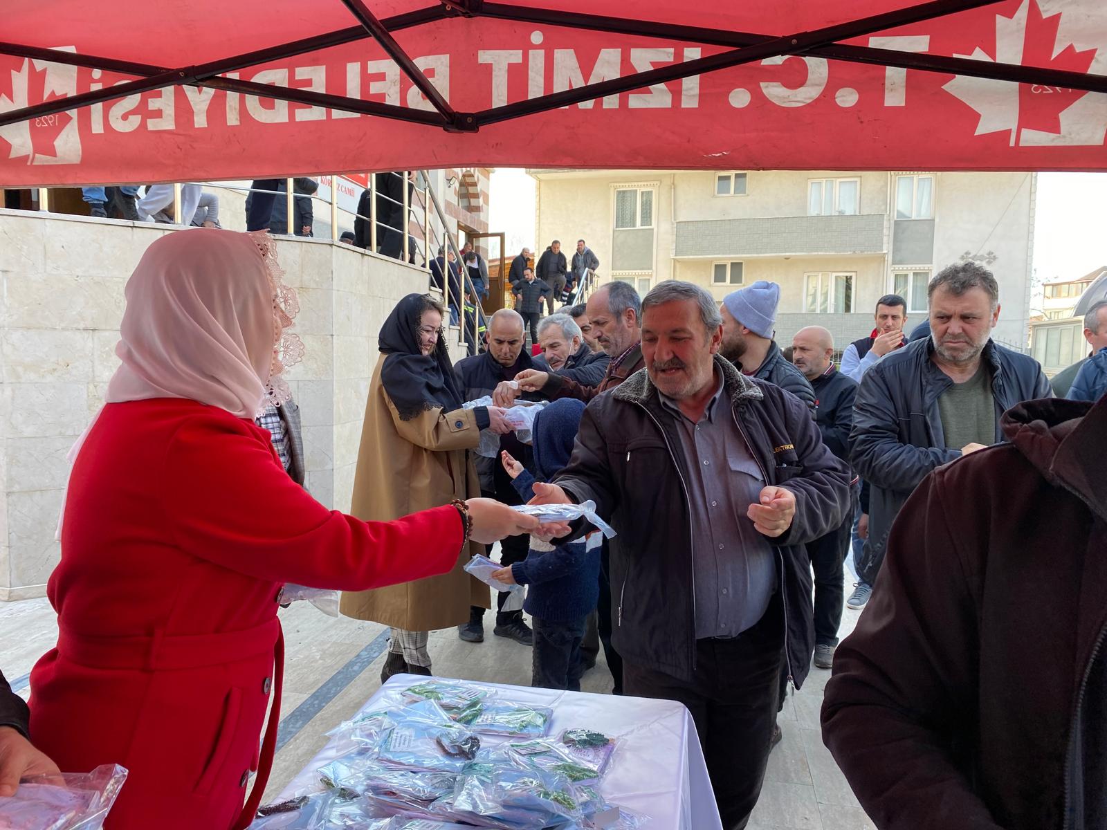 Hürriyet Cuma Namazi sonrasi Körfezli vatandaslarla bulustu (2)