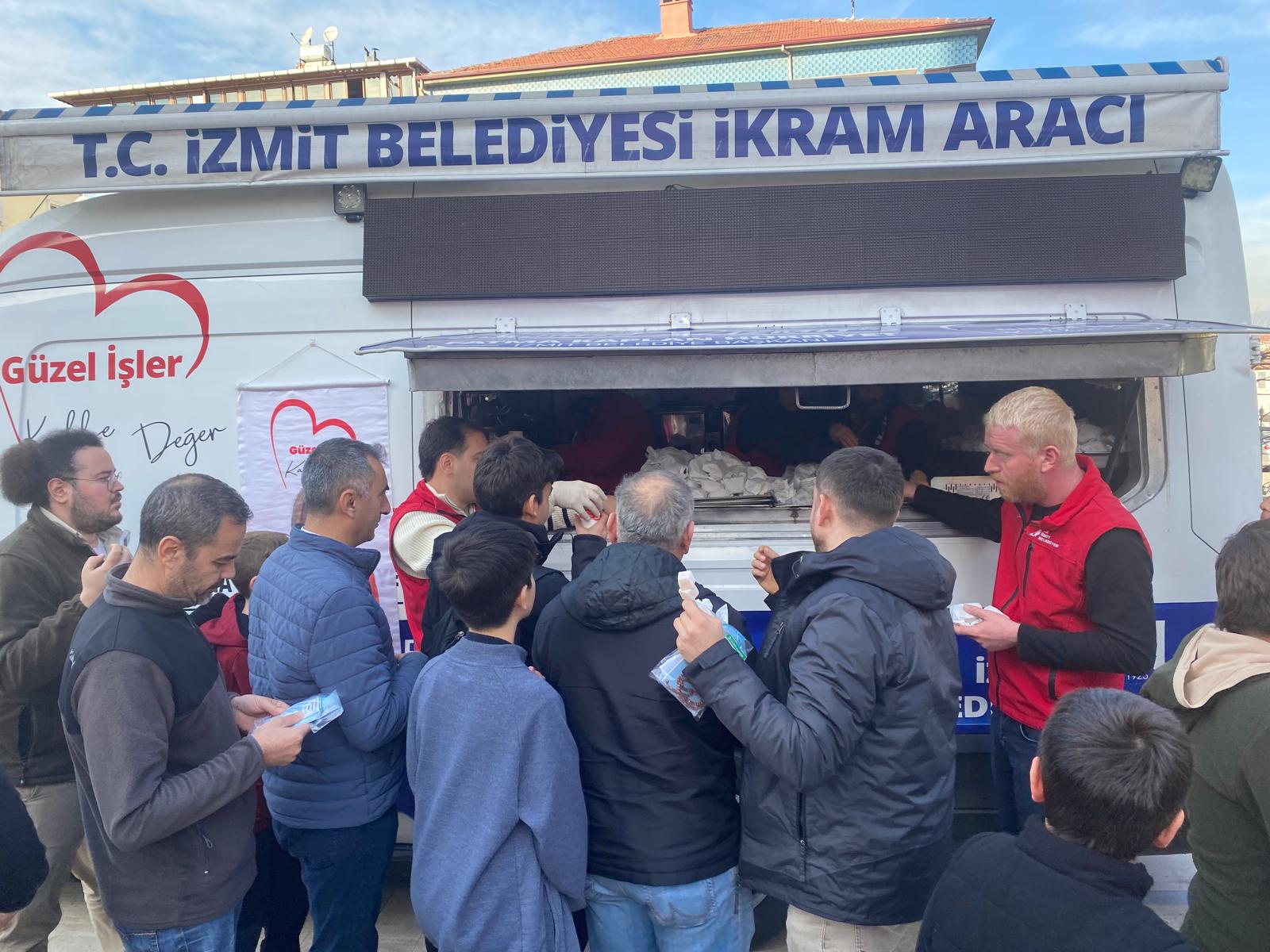Hürriyet Cuma Namazi sonrasi Körfezli vatandaslarla bulustu (3)