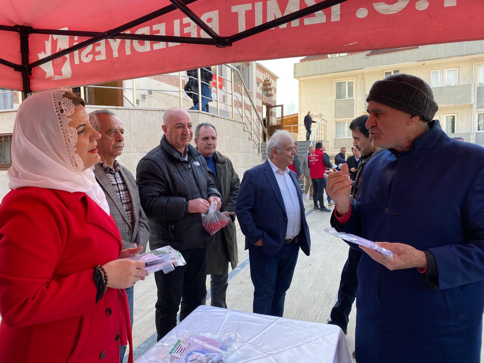 Hürriyet Cuma Namazi sonrasi Körfezli vatandaslarla bulustu (7)