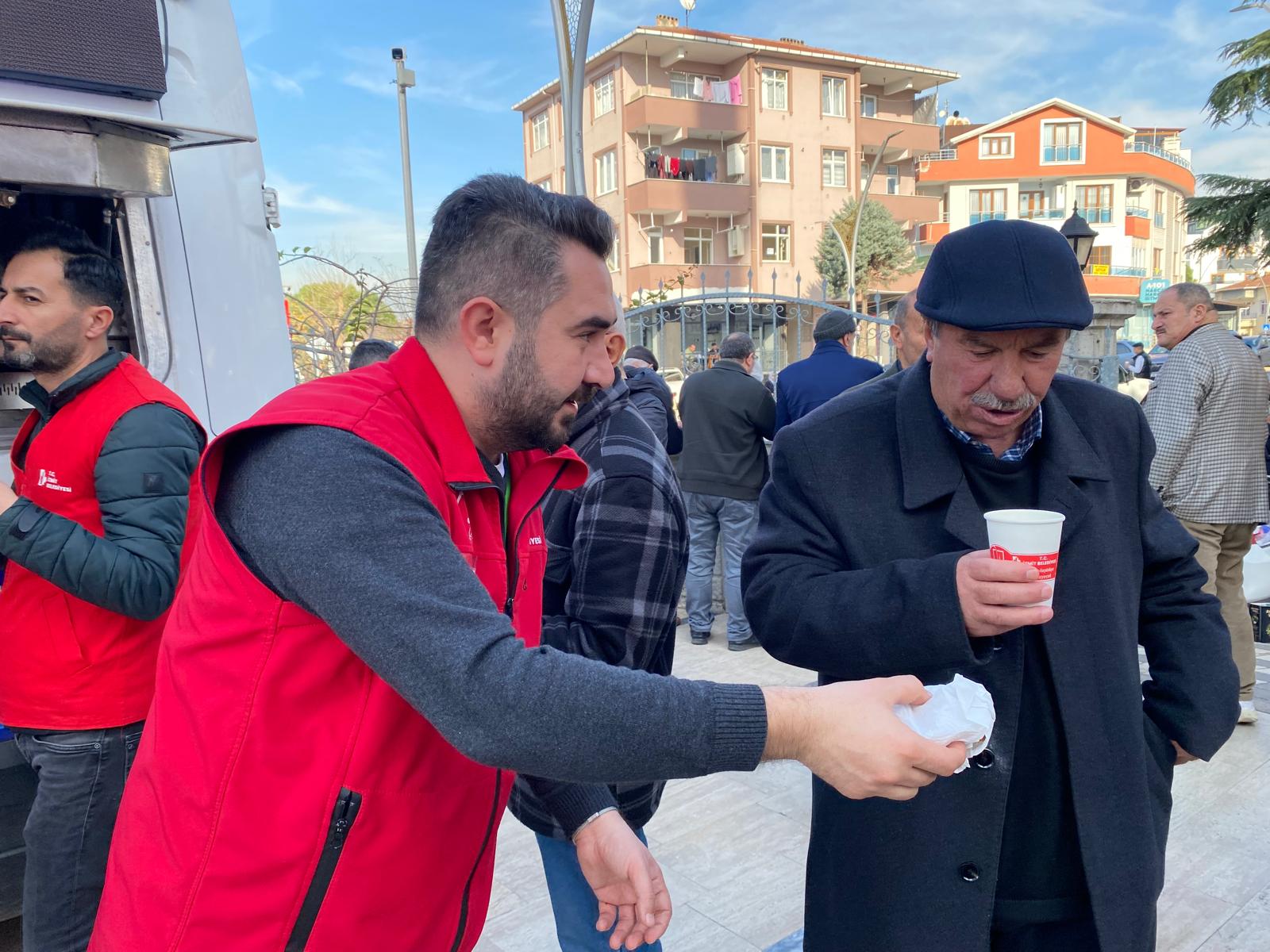 Hürriyet Cuma Namazi sonrasi Körfezli vatandaslarla bulustu (9)