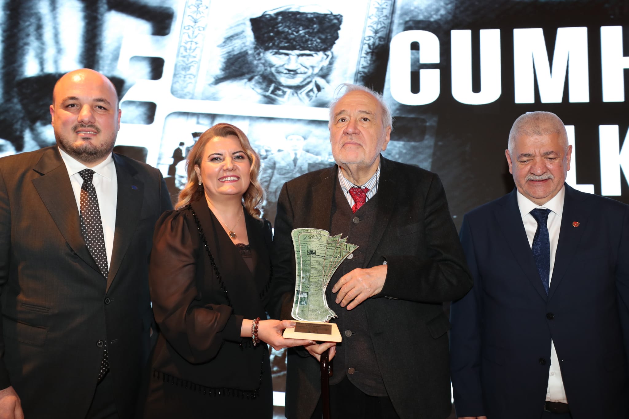 İlber Ortaylı Halide Edip Adıvar Özel Ödülünü alırken