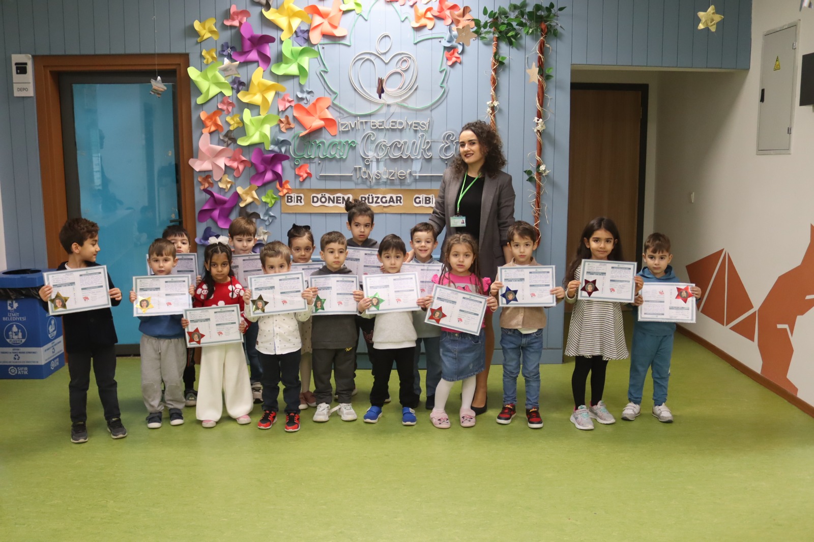 İzmit Belediyesi Çınar Çocuk Evlerinde karne heyecanı yaşandı (1)
