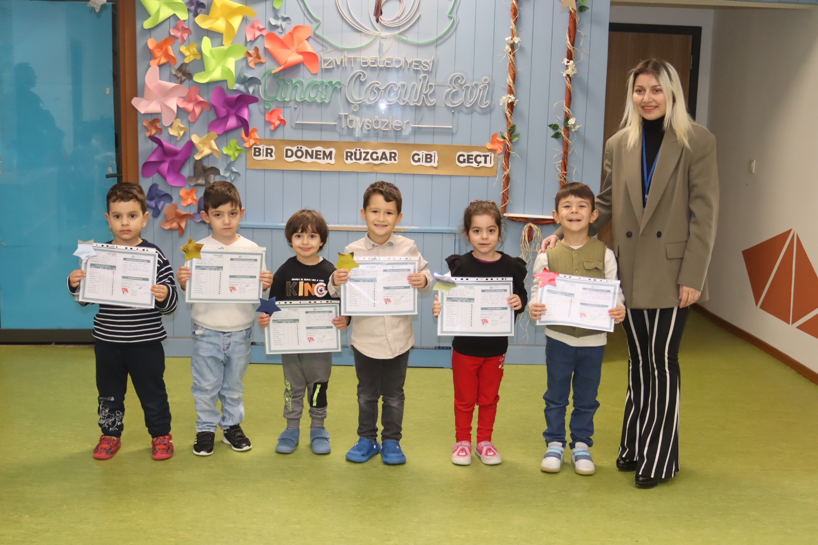 İzmit Belediyesi Çınar Çocuk Evlerinde karne heyecanı yaşandı (2)