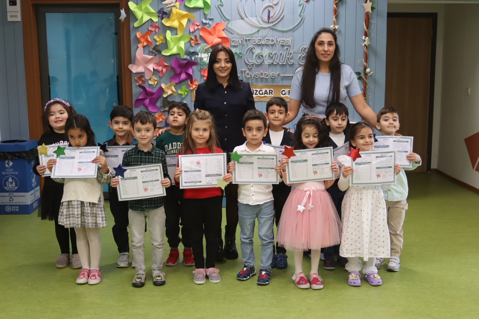 İzmit Belediyesi Çınar Çocuk Evlerinde karne heyecanı yaşandı (3)