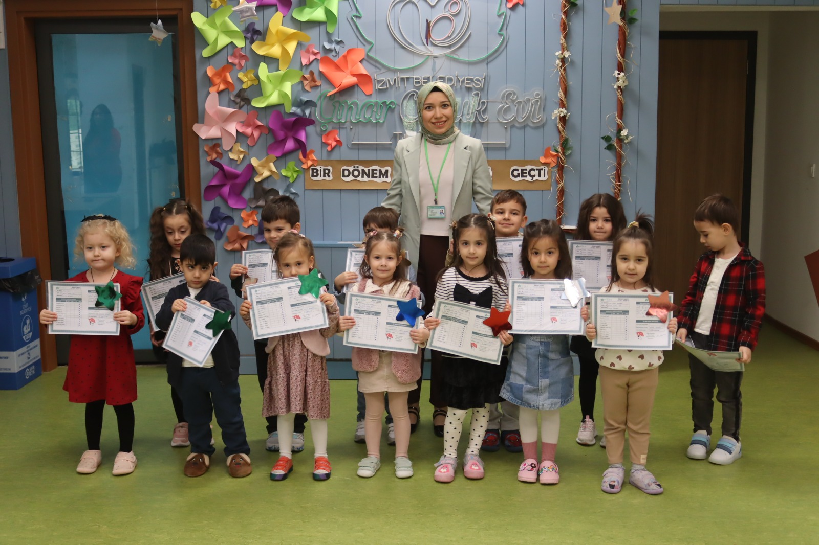 İzmit Belediyesi Çınar Çocuk Evlerinde karne heyecanı yaşandı (7)