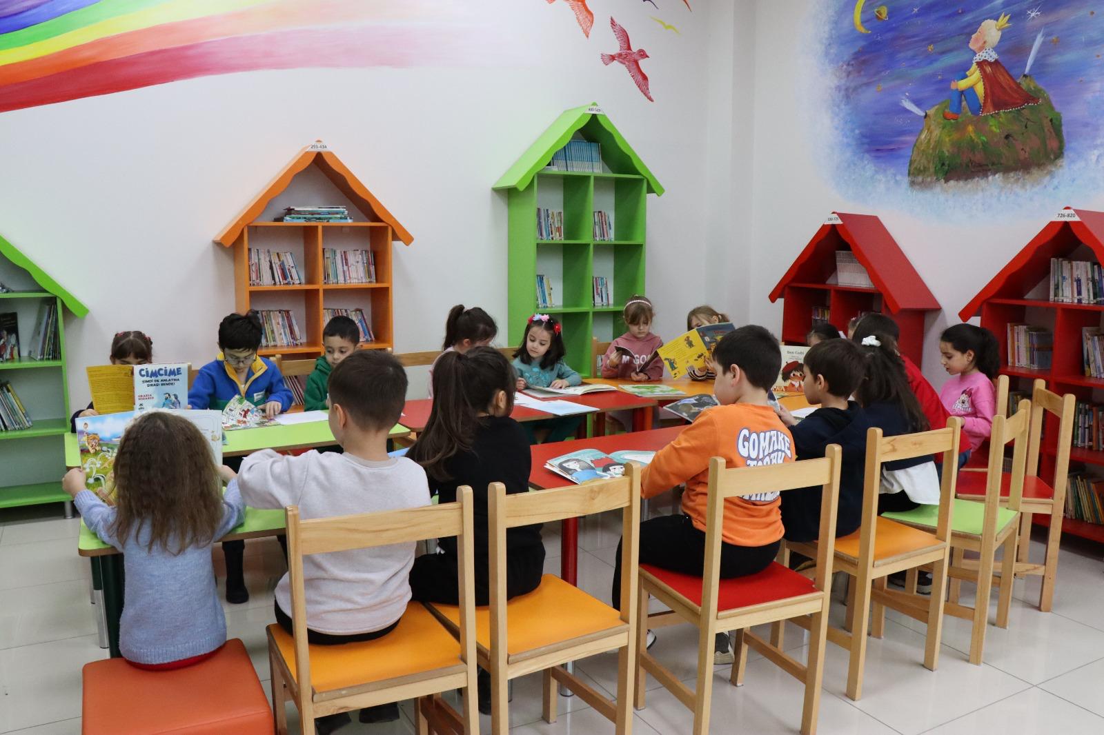 İzmit Belediyesi Çocuk Kütüphanesi çocuklara kitap sevgisi aşılamaya devam ediyor (12)