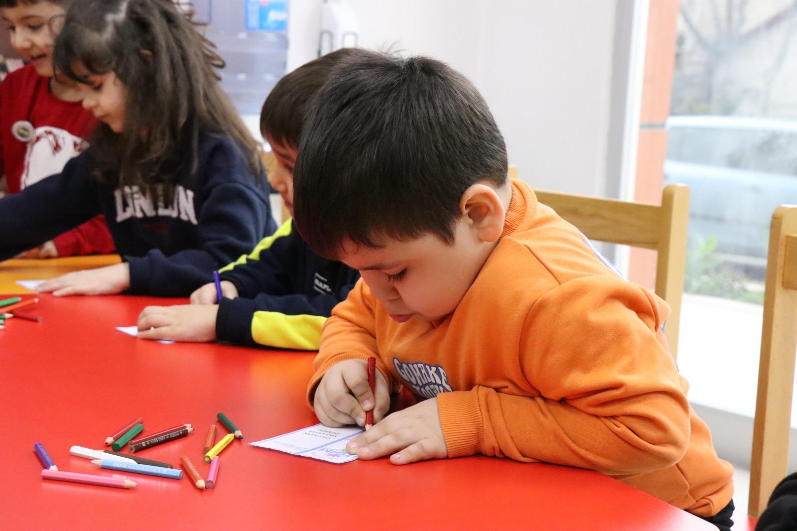 İzmit Belediyesi Çocuk Kütüphanesi çocuklara kitap sevgisi aşılamaya devam ediyor (13)