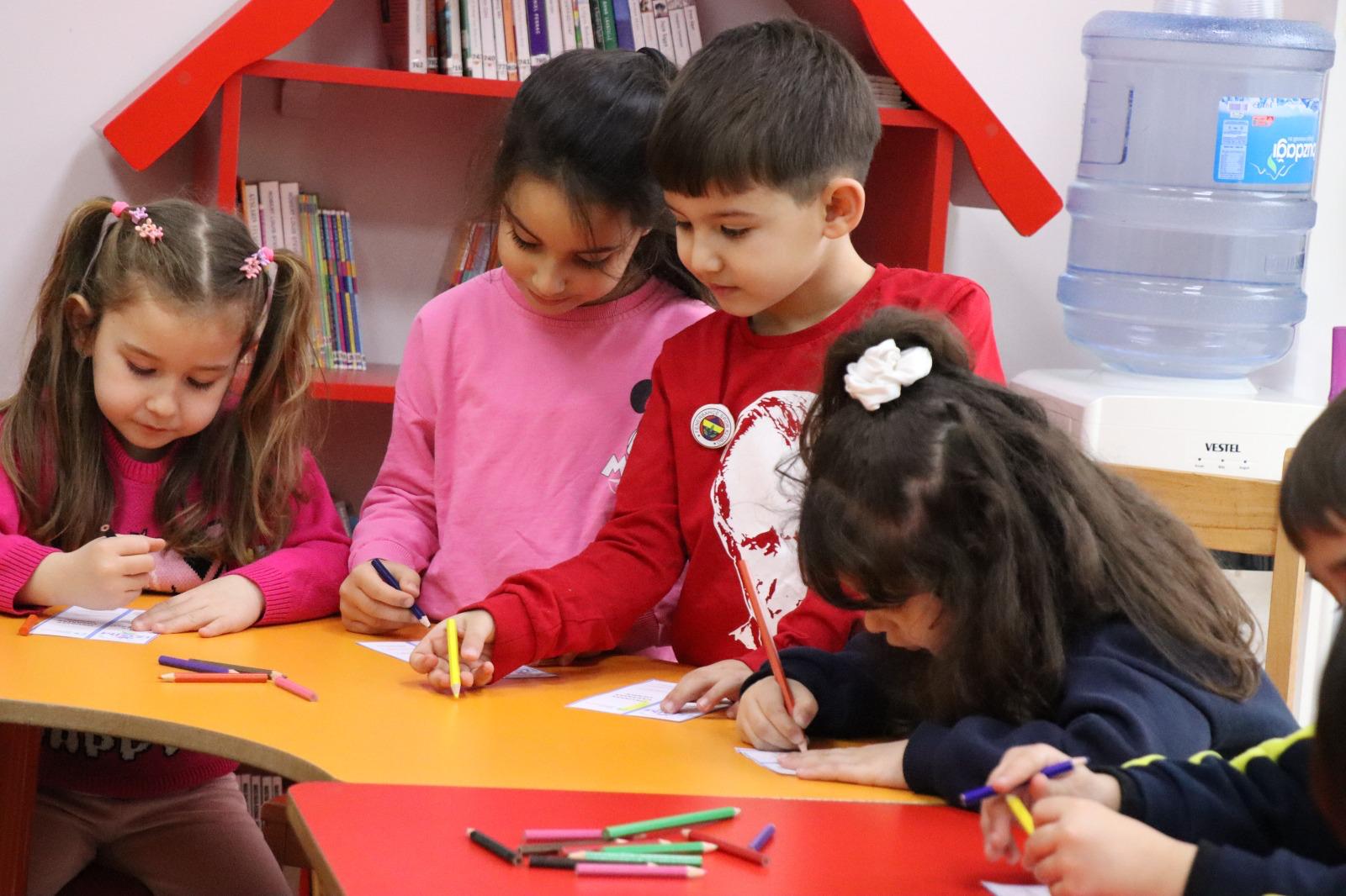 İzmit Belediyesi Çocuk Kütüphanesi çocuklara kitap sevgisi aşılamaya devam ediyor (14)