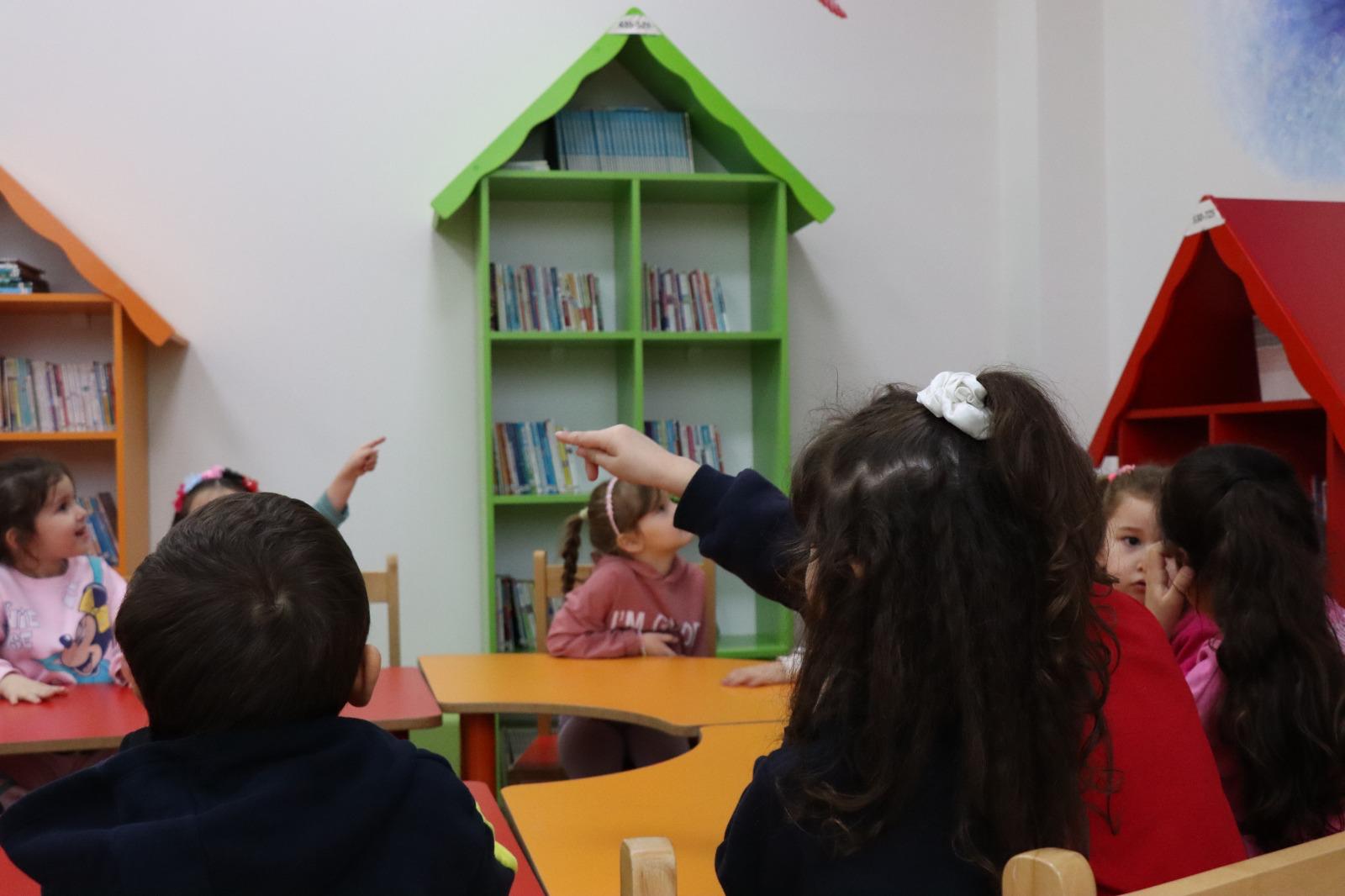 İzmit Belediyesi Çocuk Kütüphanesi çocuklara kitap sevgisi aşılamaya devam ediyor (3)