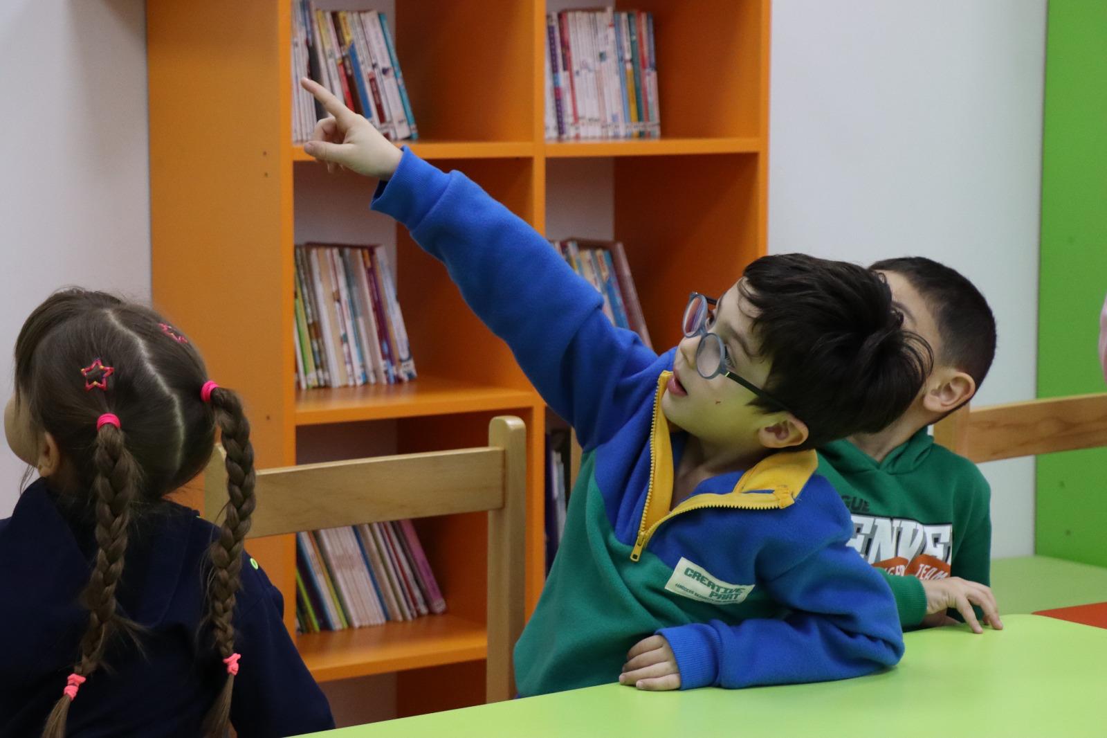 İzmit Belediyesi Çocuk Kütüphanesi çocuklara kitap sevgisi aşılamaya devam ediyor (4)