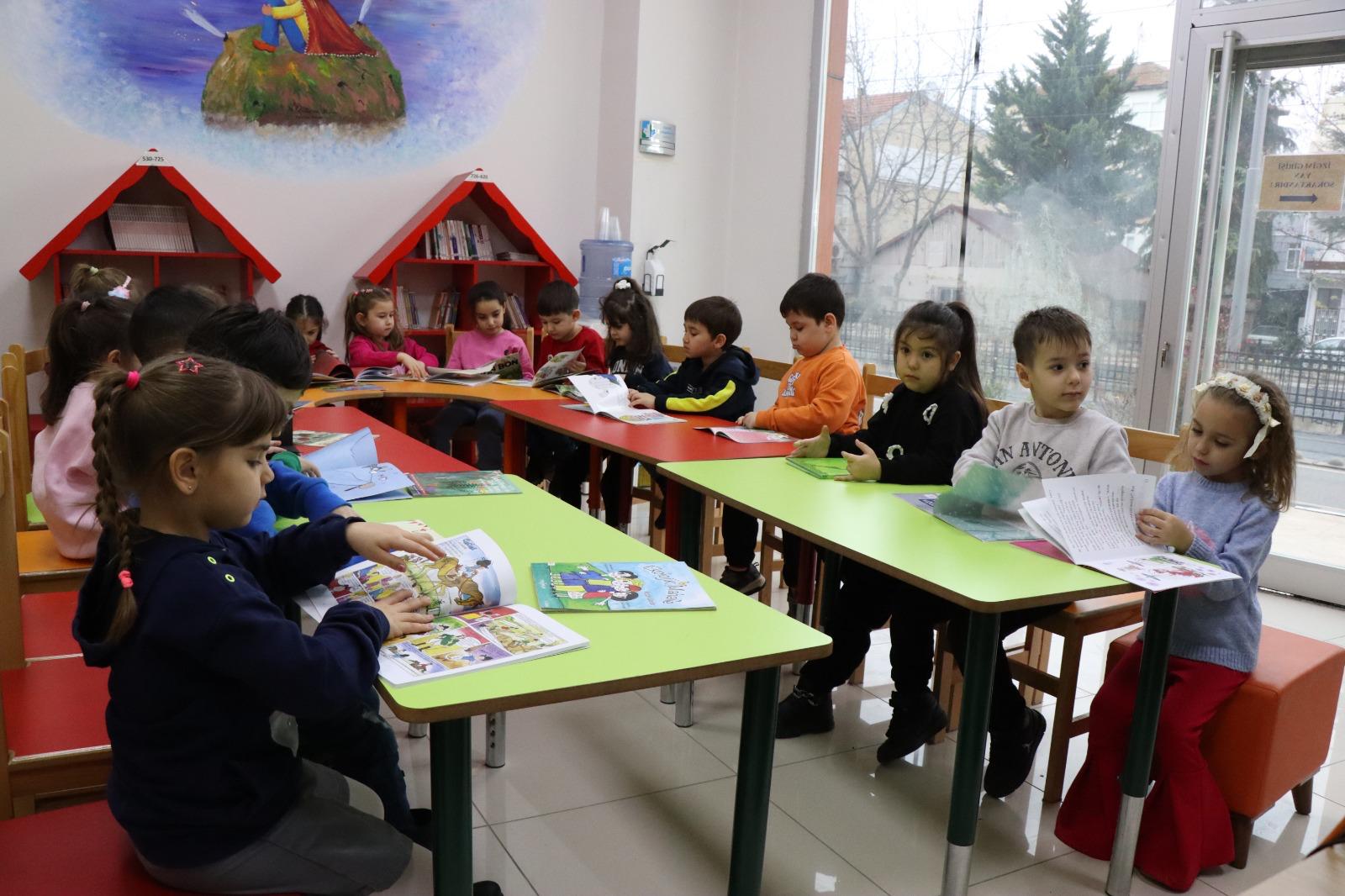 İzmit Belediyesi Çocuk Kütüphanesi çocuklara kitap sevgisi aşılamaya devam ediyor (5)