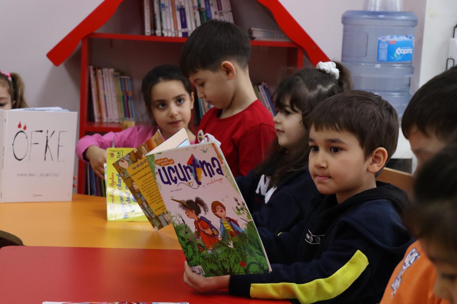 İzmit Belediyesi Çocuk Kütüphanesi çocuklara kitap sevgisi aşılamaya devam ediyor (8)