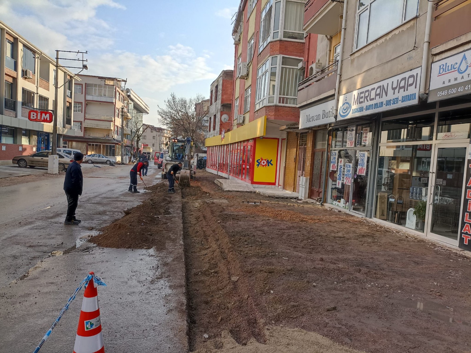 İzmit Belediyesi, Şehit Kazım Caddesinde çalışmalarına devam ediyor (1)