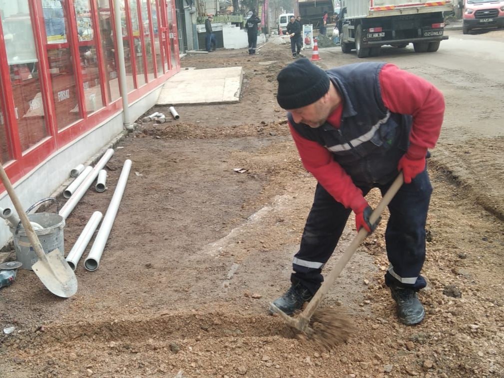 İzmit Belediyesi, Şehit Kazım Caddesinde çalışmalarına devam ediyor (2)