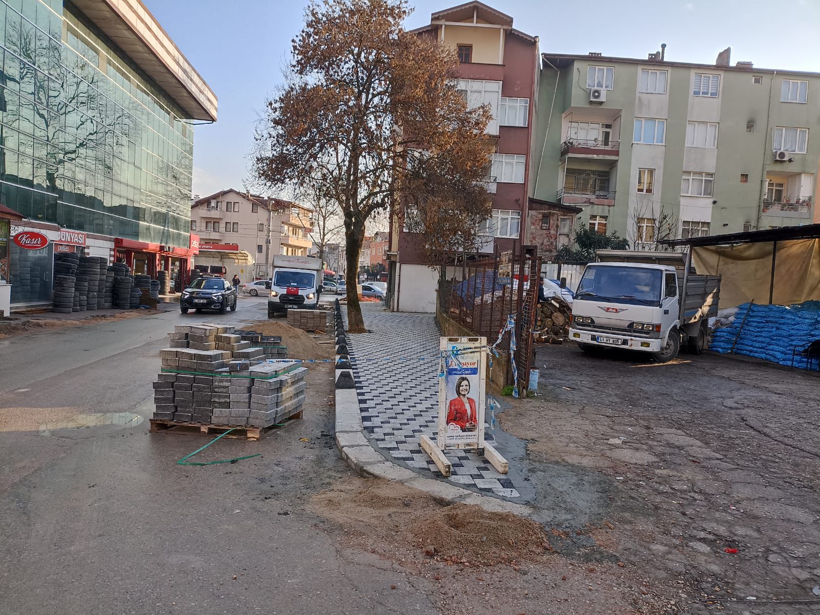 İzmit Belediyesi, Şehit Kazım Caddesinde çalışmalarına devam ediyor (4)