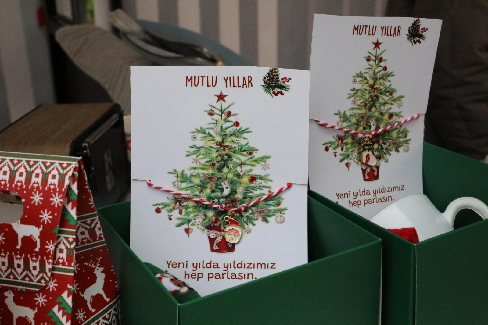 İzmit Belediyesi Vatandaşları Yılbaşı İyilik Pazarına bekliyor! (9)