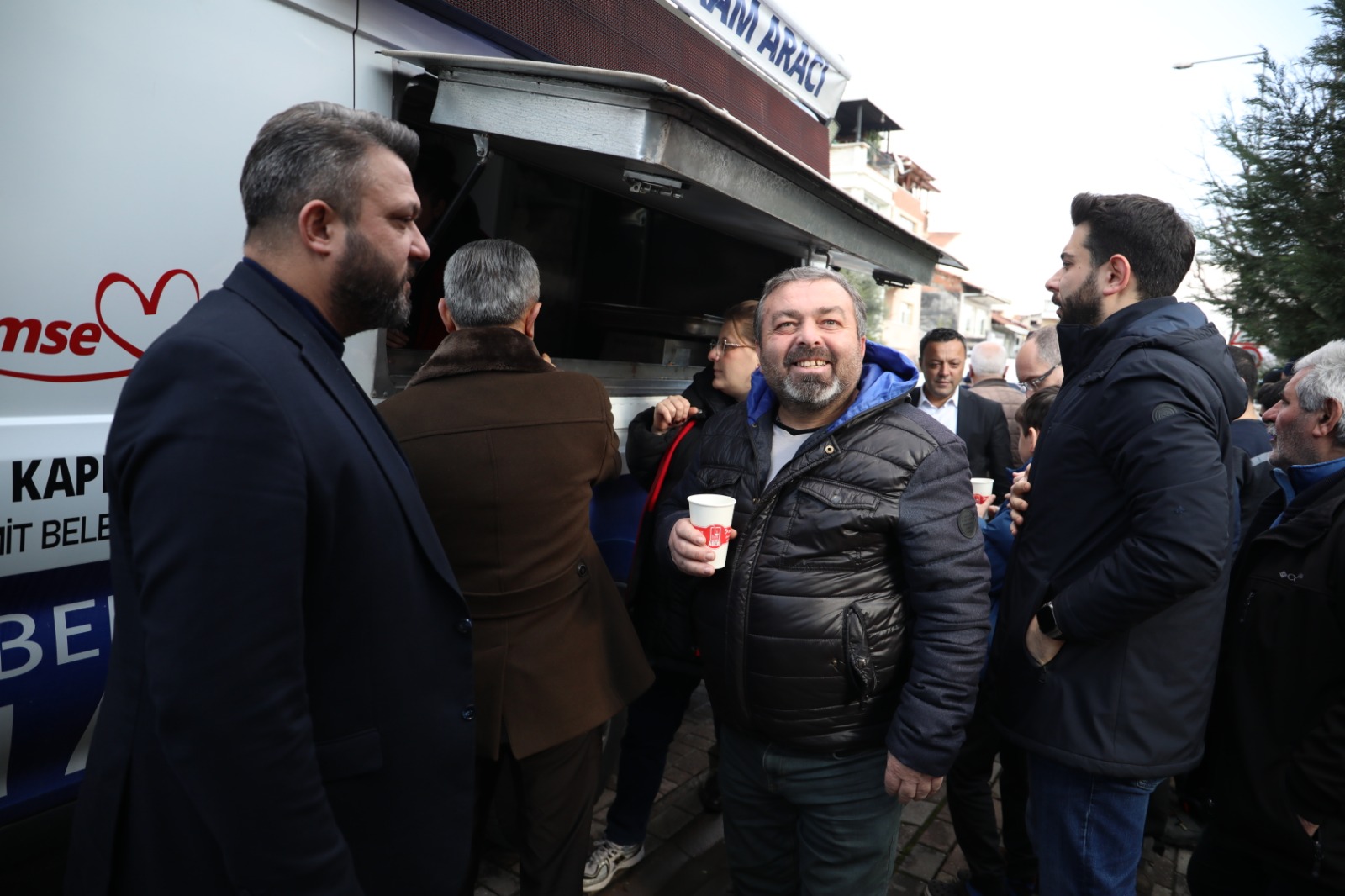İzmit Belediyesi, bu hafta Cuma Namazı çıkışı 42 Evler Camii cemaati ile buluştu (10)