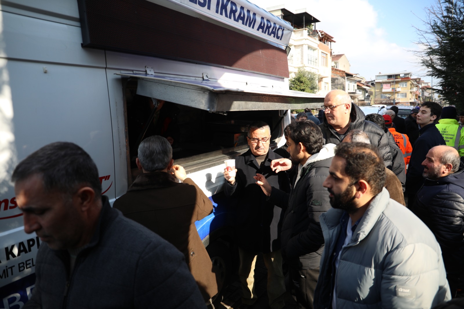 İzmit Belediyesi, bu hafta Cuma Namazı çıkışı 42 Evler Camii cemaati ile buluştu (11)