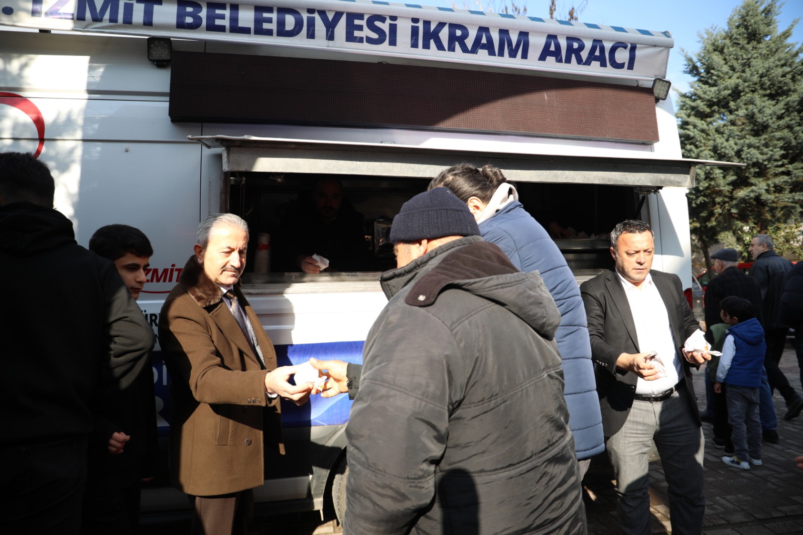İzmit Belediyesi, bu hafta Cuma Namazı çıkışı 42 Evler Camii cemaati ile buluştu (3)