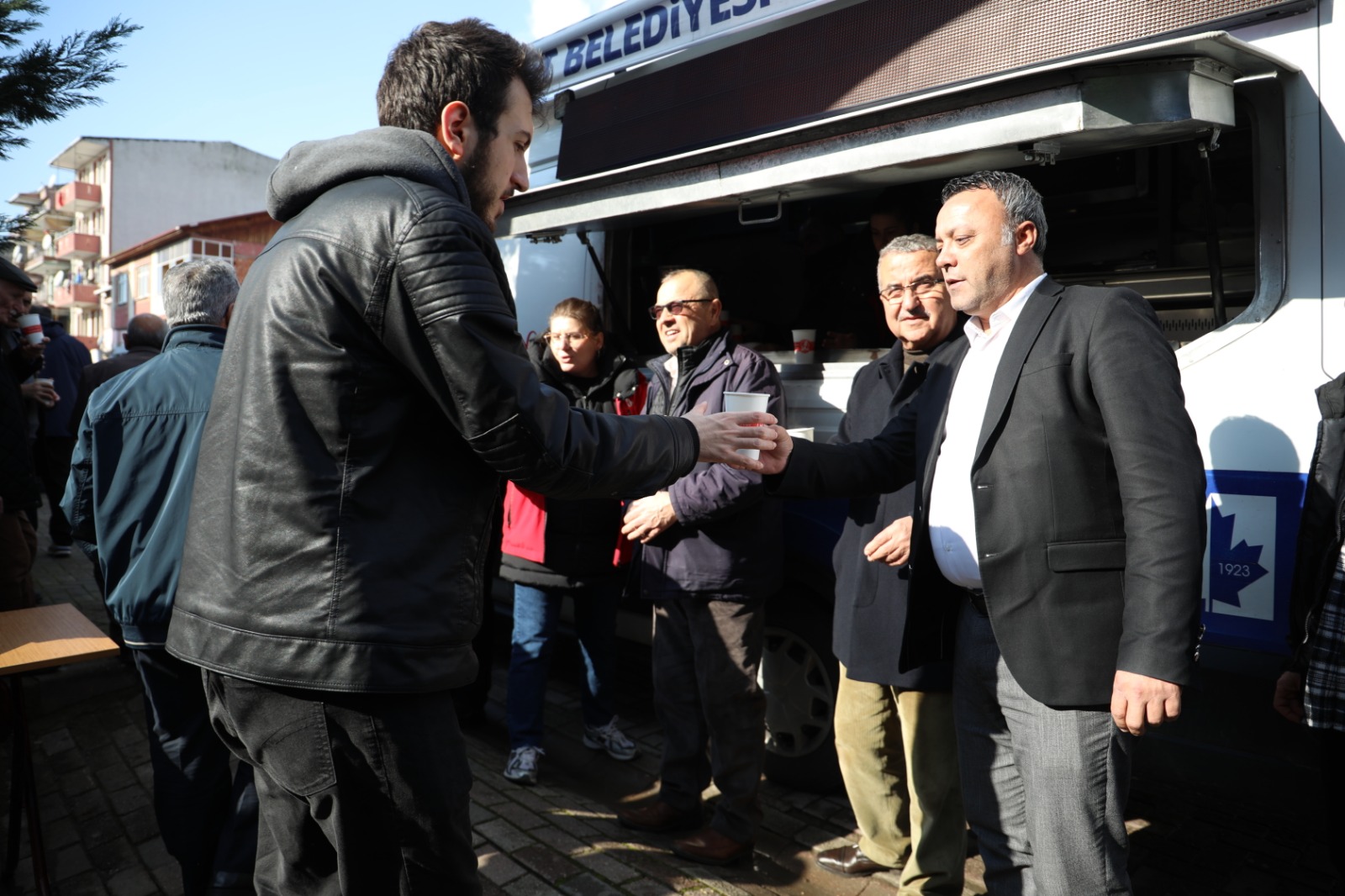 İzmit Belediyesi, bu hafta Cuma Namazı çıkışı 42 Evler Camii cemaati ile buluştu (8)