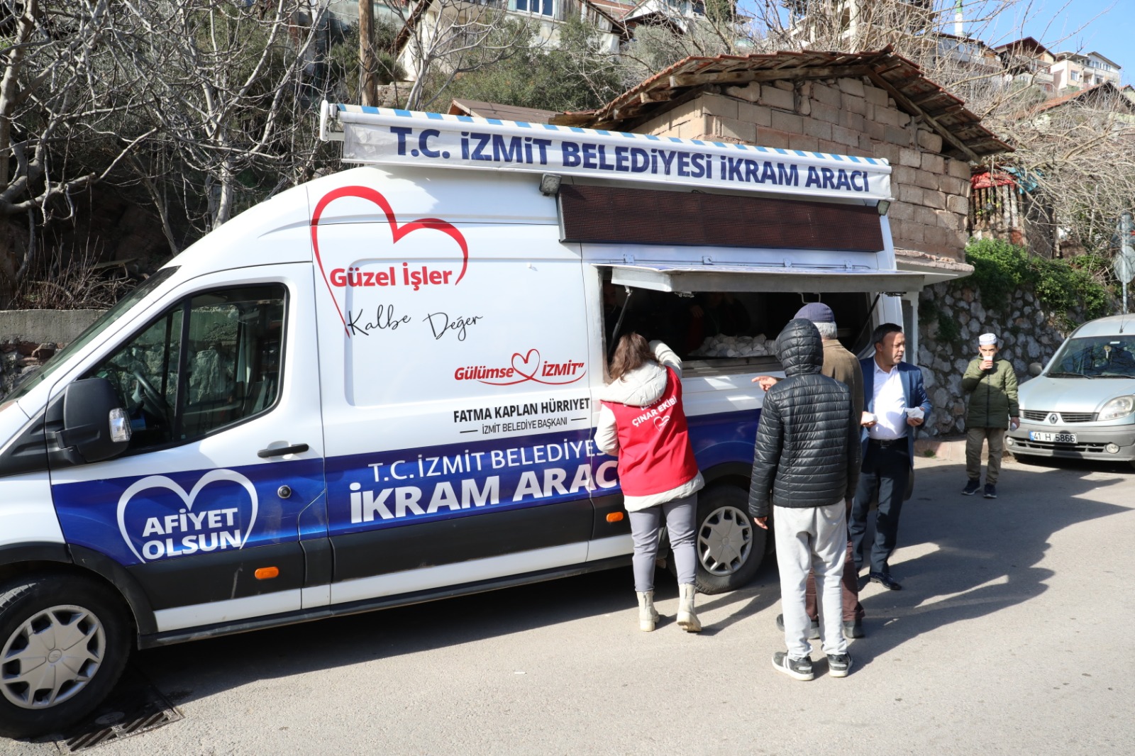 İzmit Belediyesi, bu hafta Cuma Namazı çıkışı Köprübaşı Camii cemaati ile buluştu (13)