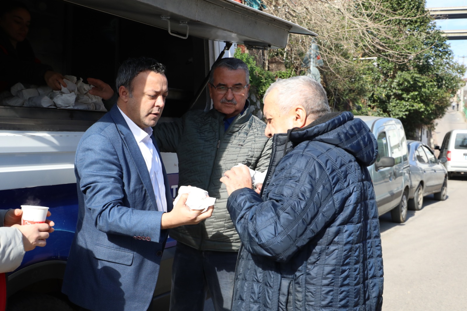 İzmit Belediyesi, bu hafta Cuma Namazı çıkışı Köprübaşı Camii cemaati ile buluştu (16)