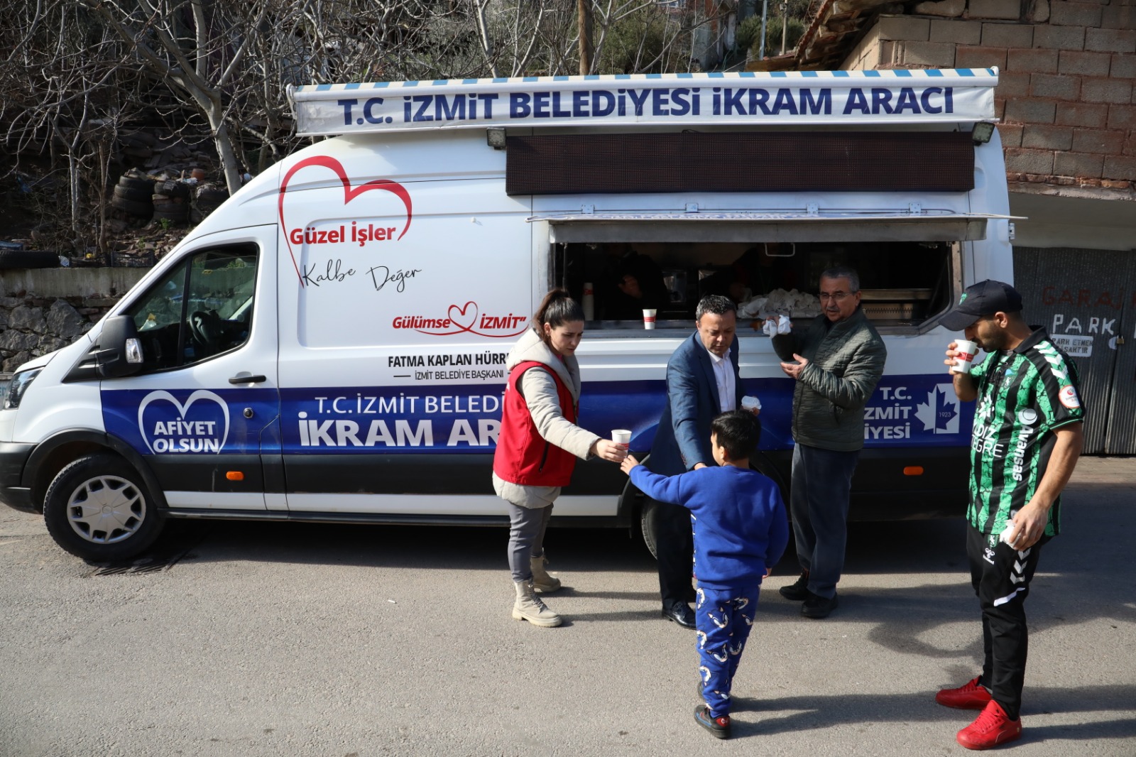 İzmit Belediyesi, bu hafta Cuma Namazı çıkışı Köprübaşı Camii cemaati ile buluştu (20)