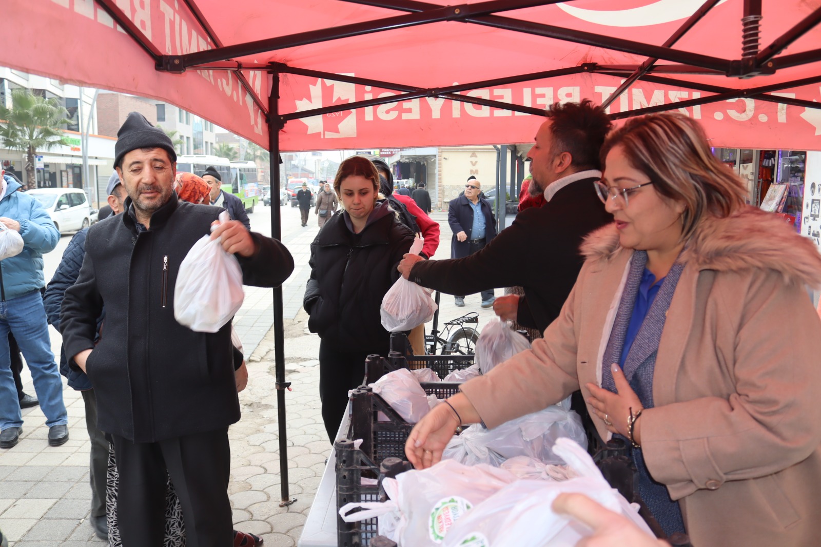 İzmit Belediyesi kendi ürettiği mantarları halkla buluşturmaya devam ediyor (1)