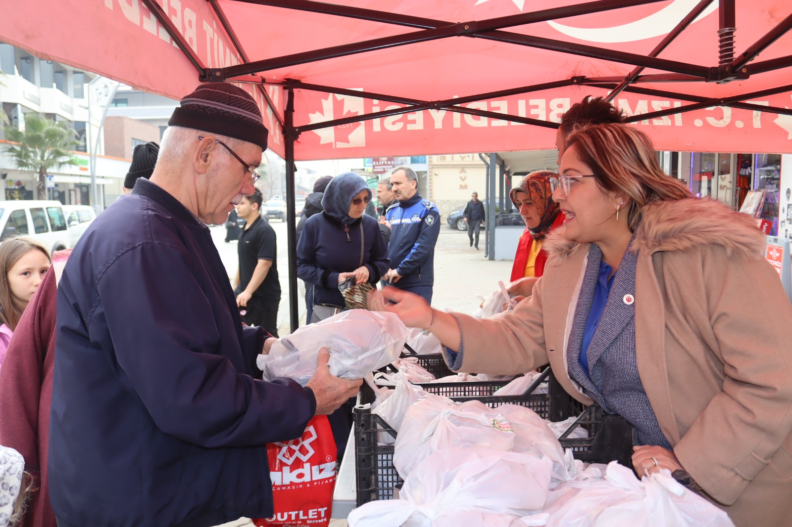 İzmit Belediyesi kendi ürettiği mantarları halkla buluşturmaya devam ediyor (4)