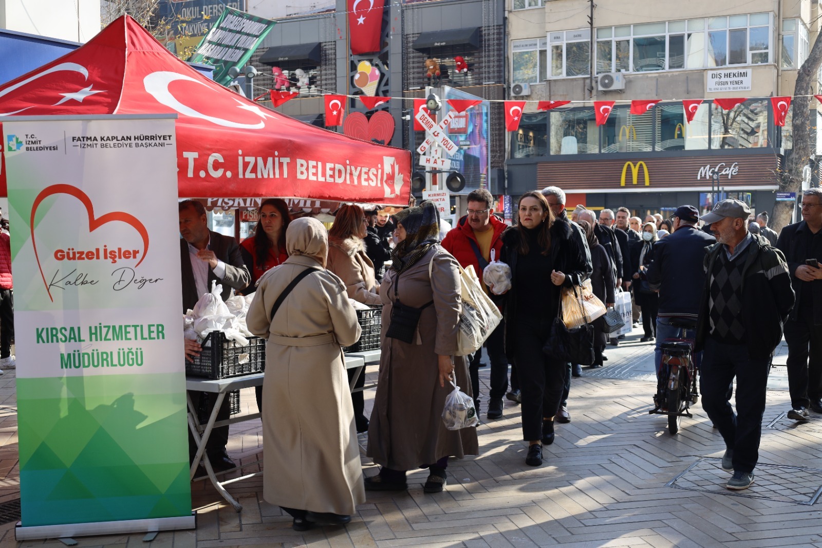 İzmit Belediyesi, kendi ürettiği mantarları vatandaşa dağıttı (3)