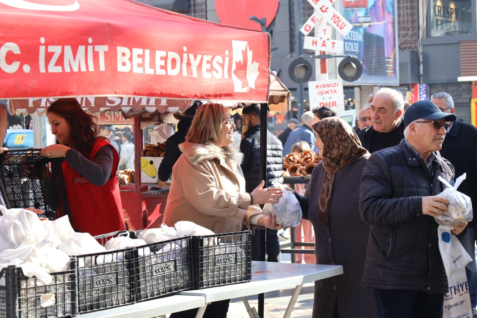 İzmit Belediyesi, kendi ürettiği mantarları vatandaşa dağıttı (5)