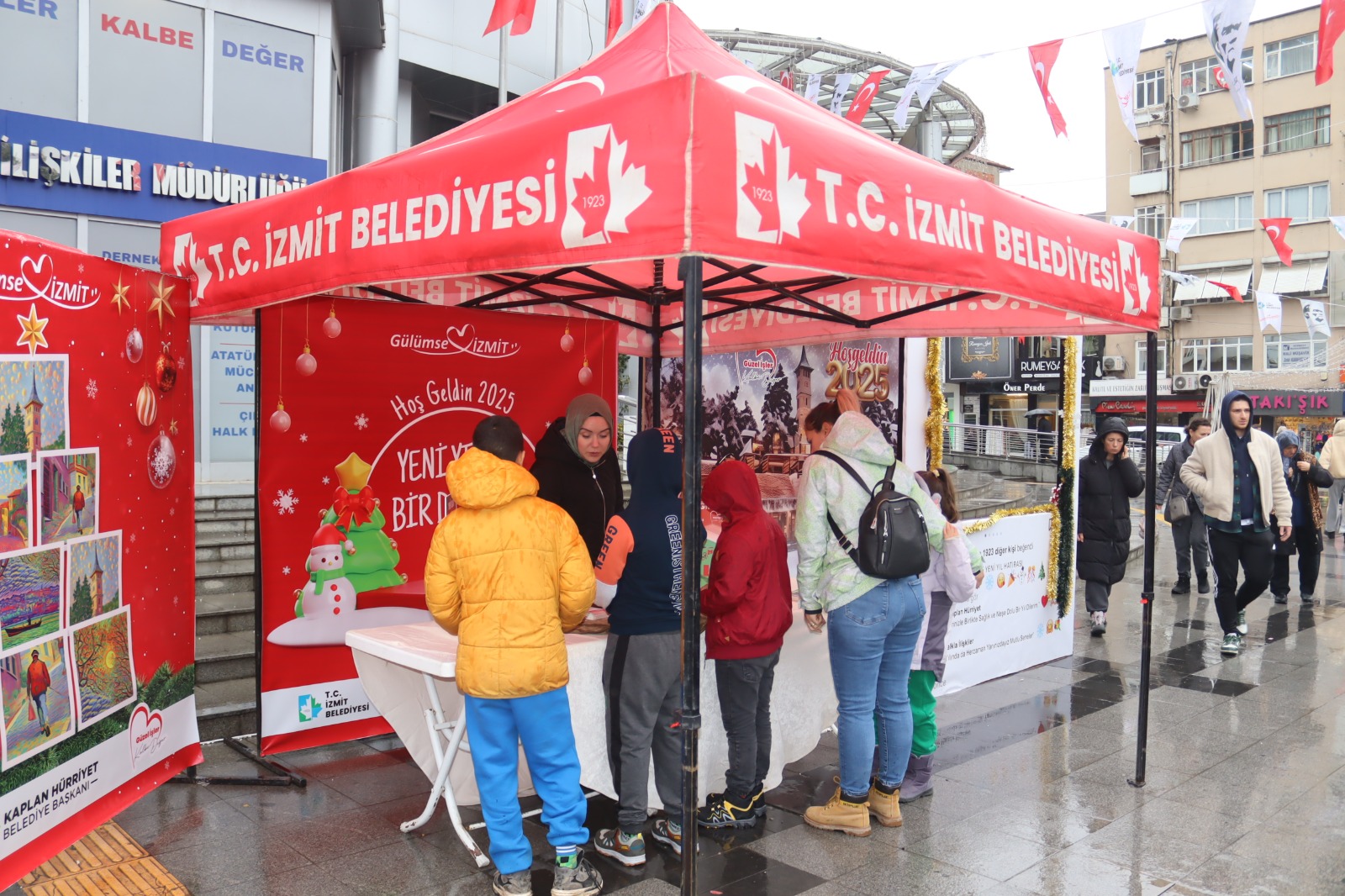 Izmit Belediyesi vatandaslarin yeni yil dileklerini toplamaya basladi (1)
