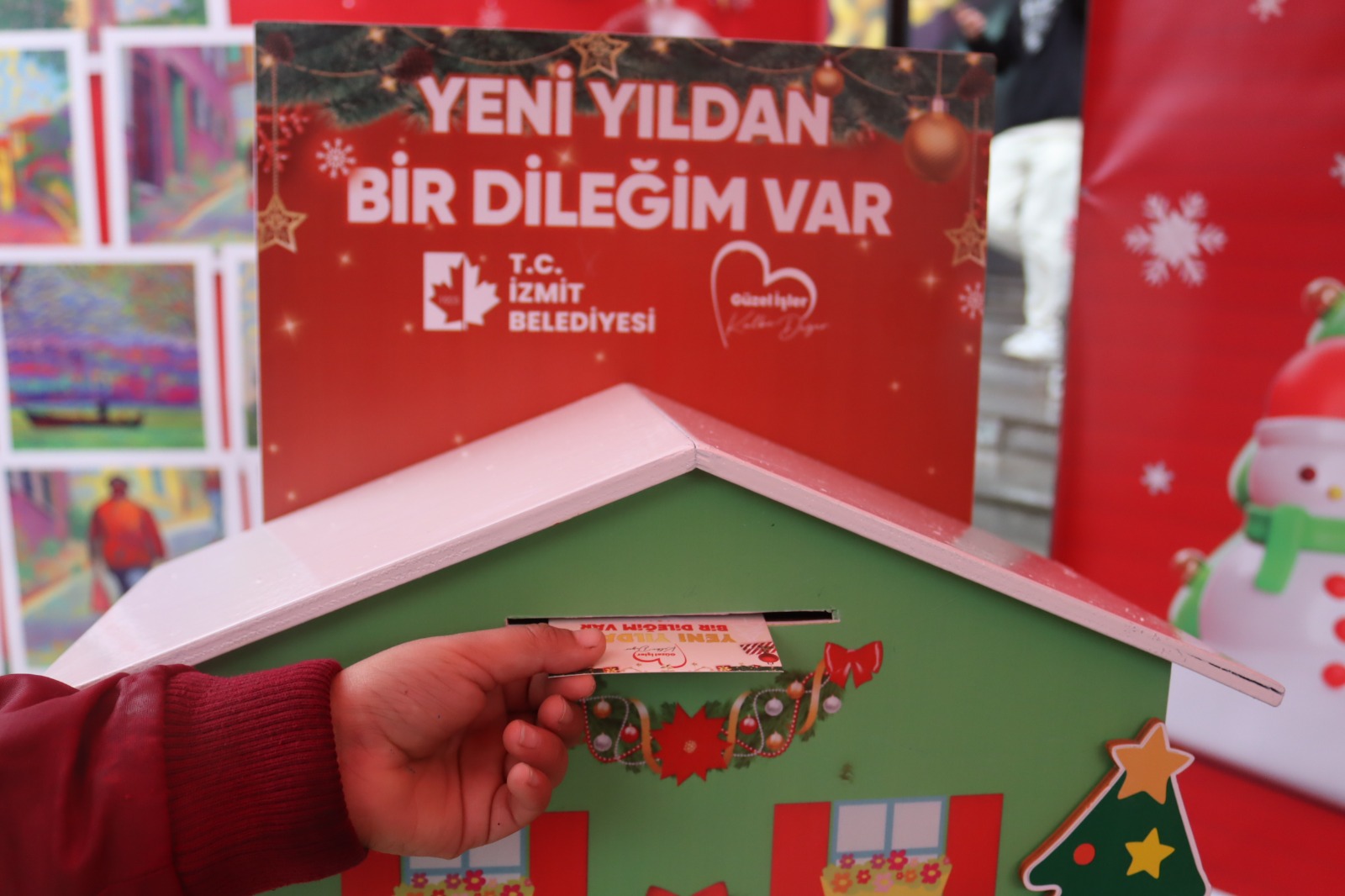 Izmit Belediyesi vatandaslarin yeni yil dileklerini toplamaya basladi (2)