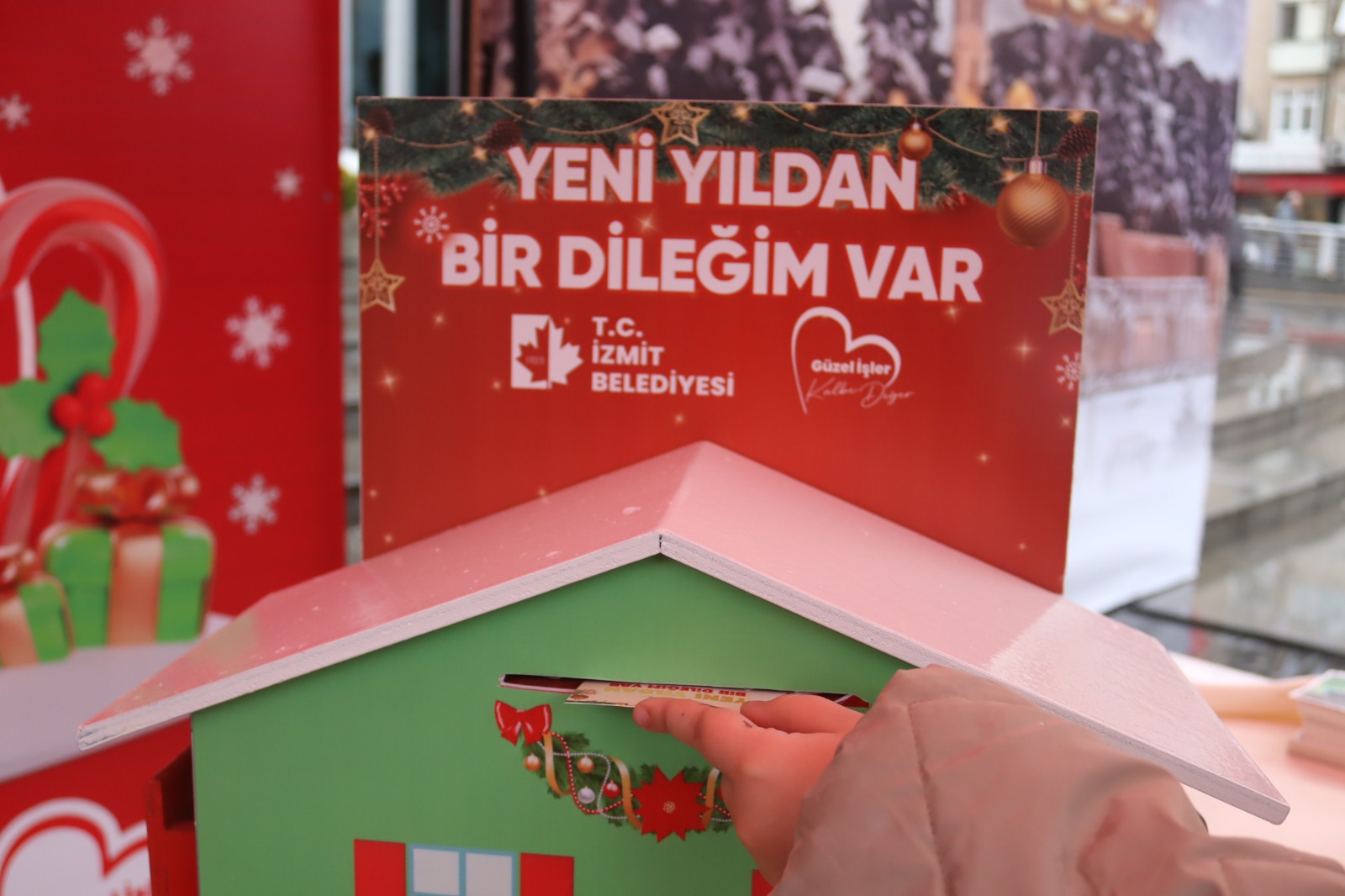 Izmit Belediyesi vatandaslarin yeni yil dileklerini toplamaya basladi (4)