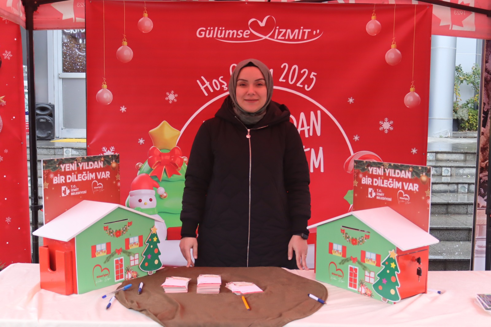 Izmit Belediyesi vatandaslarin yeni yil dileklerini toplamaya basladi (5)