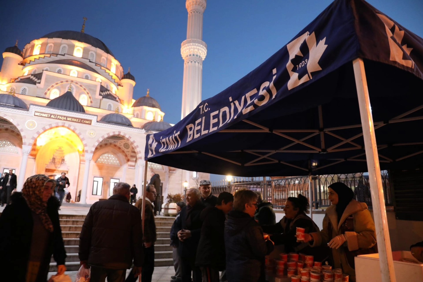 İzmit Belediyesinden Miraç Kandili’nde helva ikramı (5)