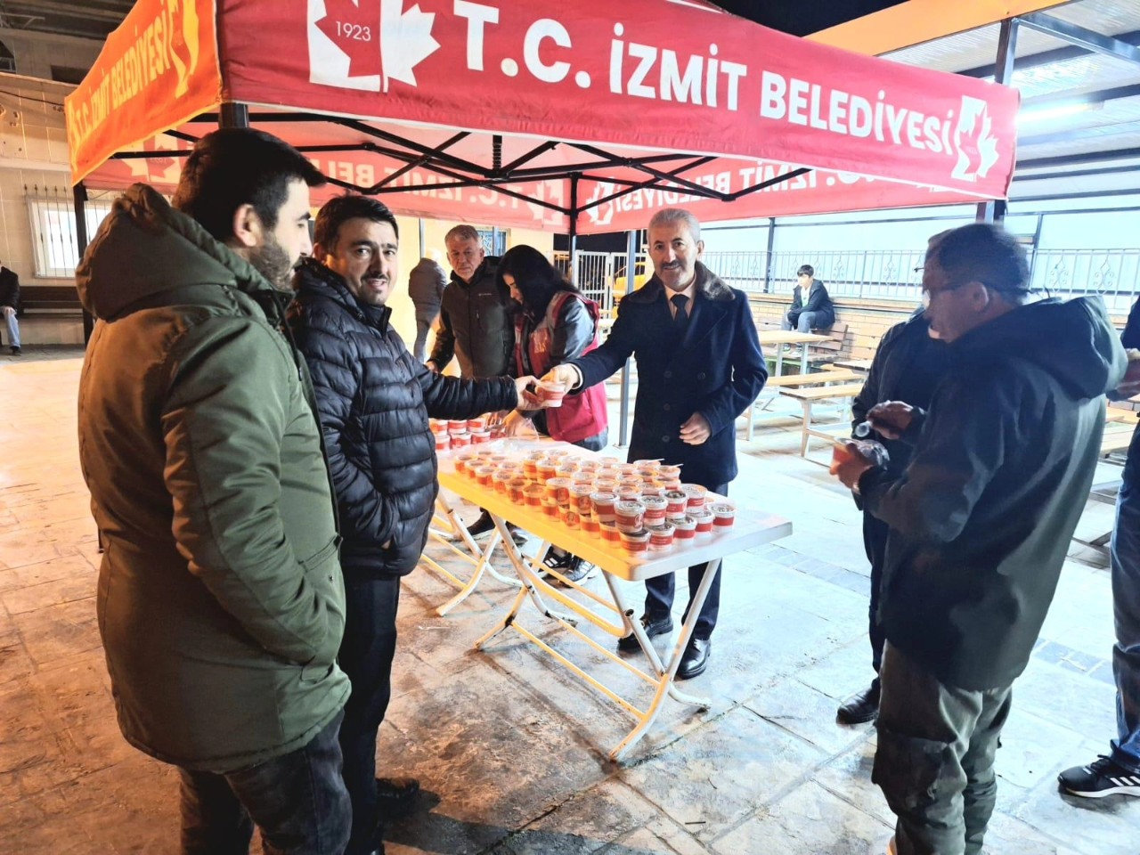 İzmit Belediyesinden Miraç Kandili’nde helva ikramı (8)