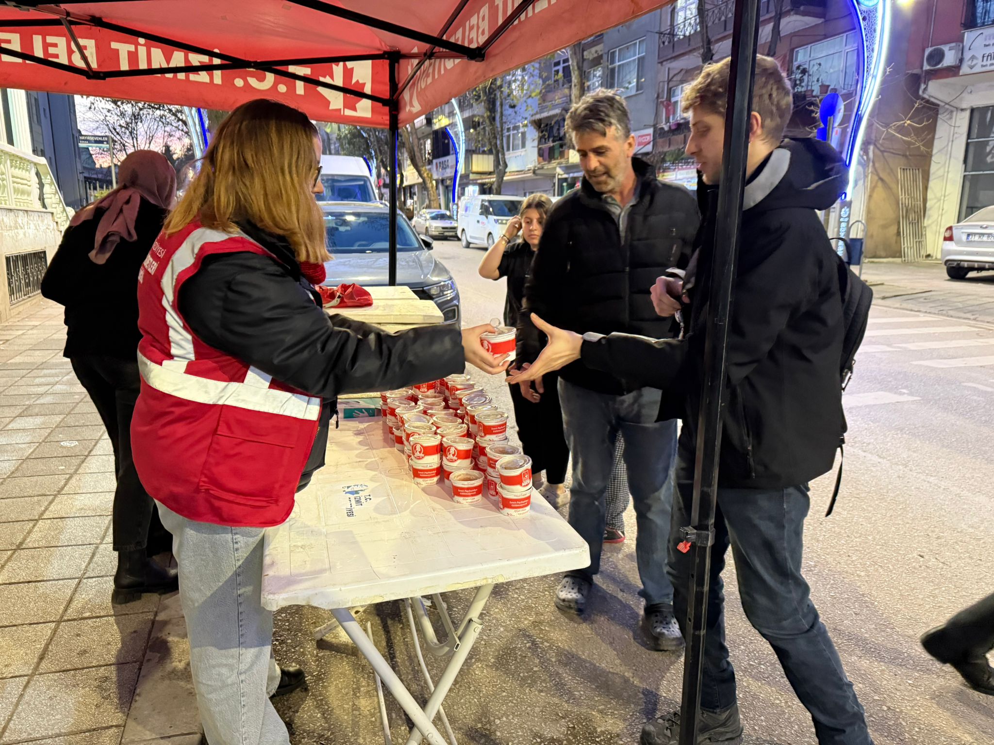Izmit Belediyesinden Regaip Kandilinde Helva Ikrami (4)
