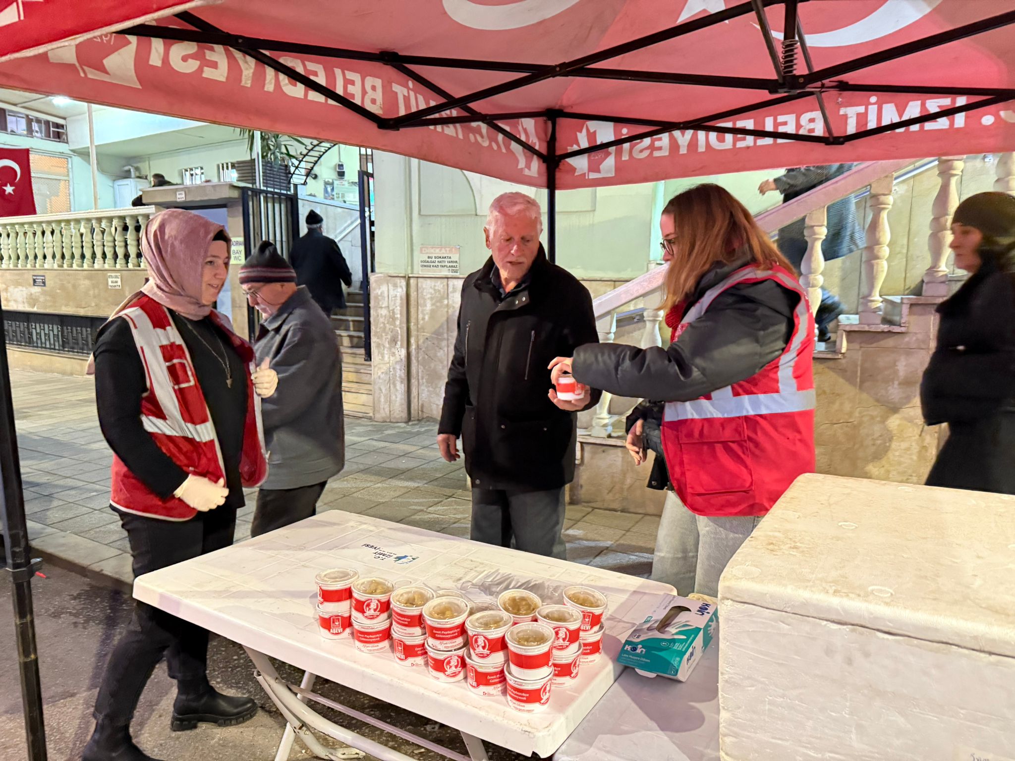 Izmit Belediyesinden Regaip Kandilinde Helva Ikrami (5)