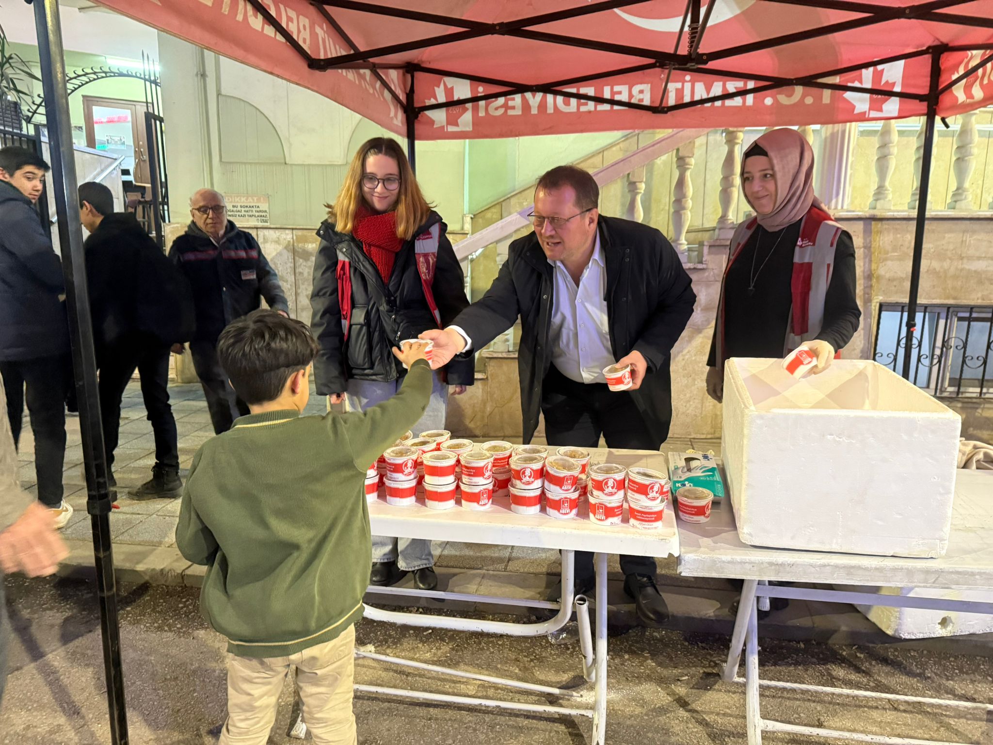 Izmit Belediyesinden Regaip Kandilinde Helva Ikrami (6)