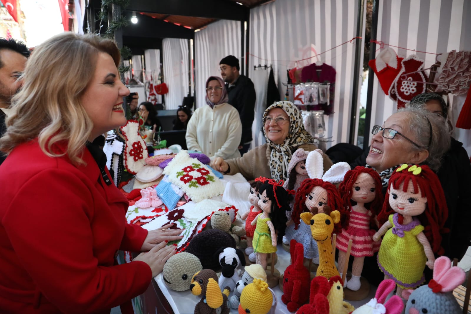 Yilbasi heyecani Izmit Belediye Meydani'nda yasaniyor (6)