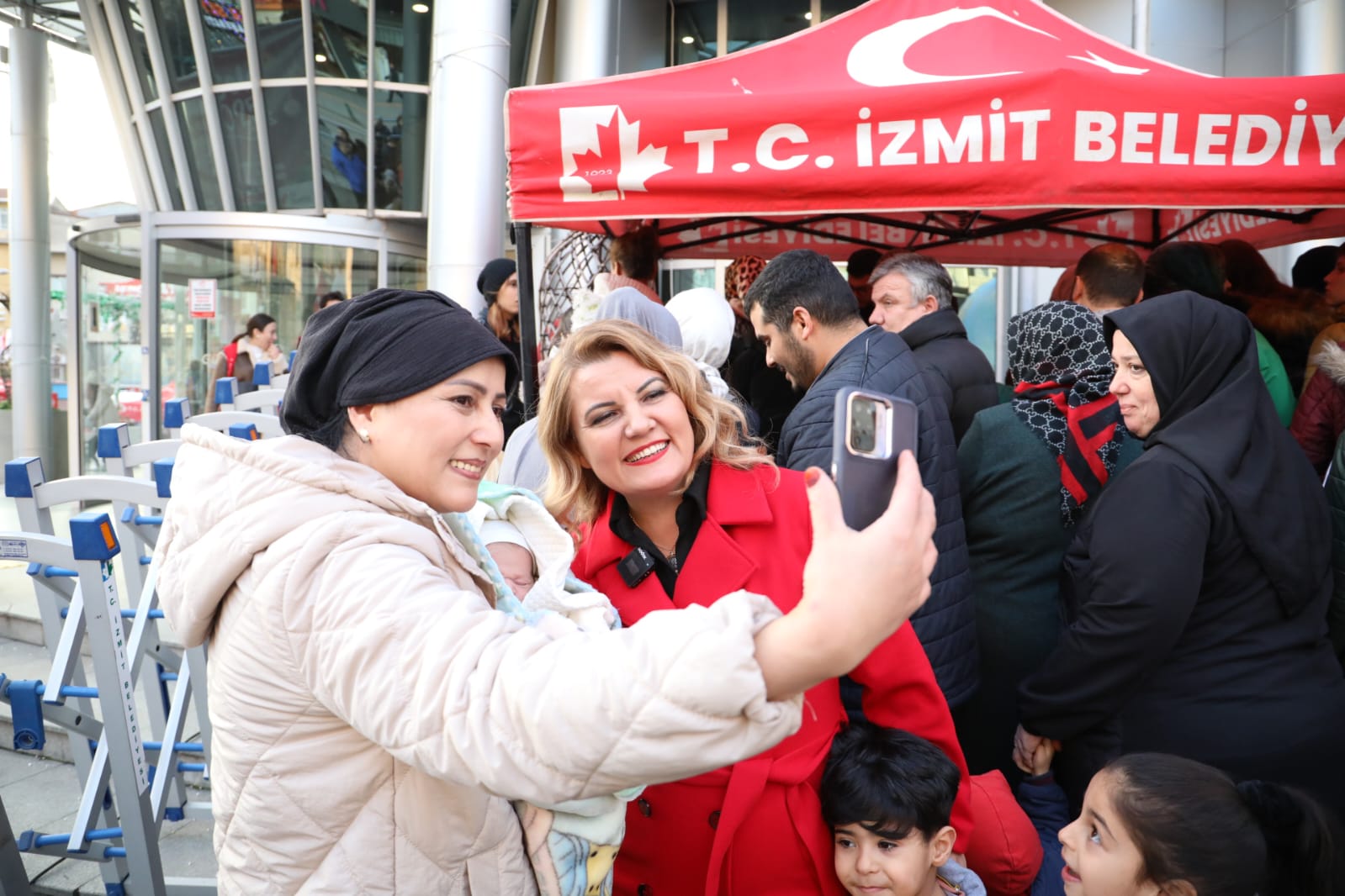 Yilbasi heyecani Izmit Belediye Meydani'nda yasaniyor (7)