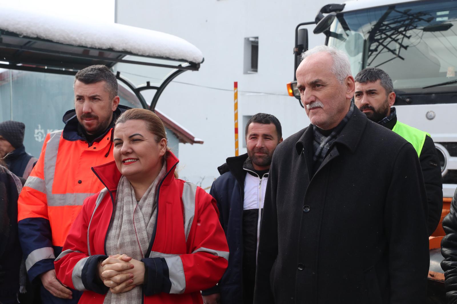 Bas,kan Hu_rriyet, Gu_ndog_du Mahallesi'nde karla mu_cadele c,alis,malarini inceledi (7)