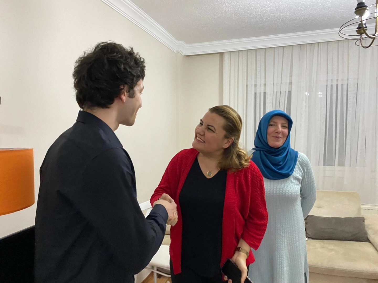 Baskan Hürriyet, depremzede Yildiz ailesini ziyaret etti (1)