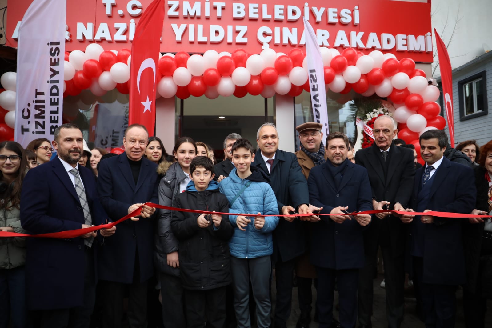 CHP Genel Başkan Yardımcısı Suat Özçağdaş İzmit Belediyemizle iftihar ediyoruz (1)