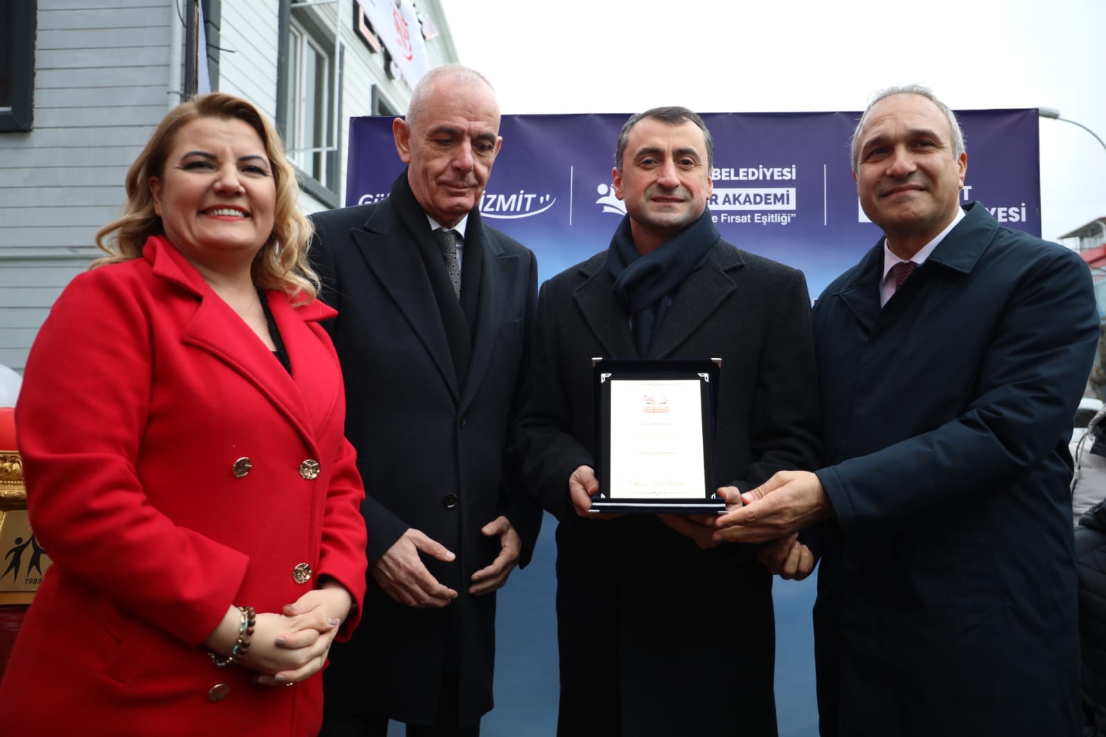 Destek verenlere plaket takdimi (1)