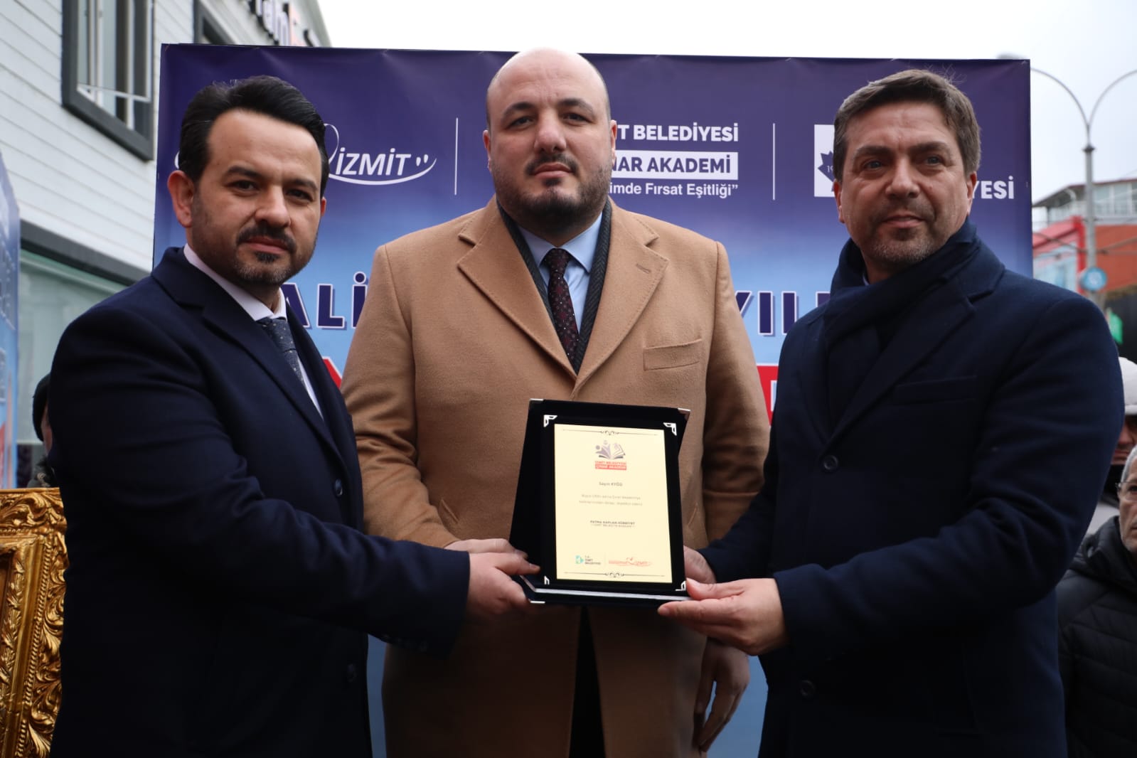 Destek verenlere plaket takdimi (2)