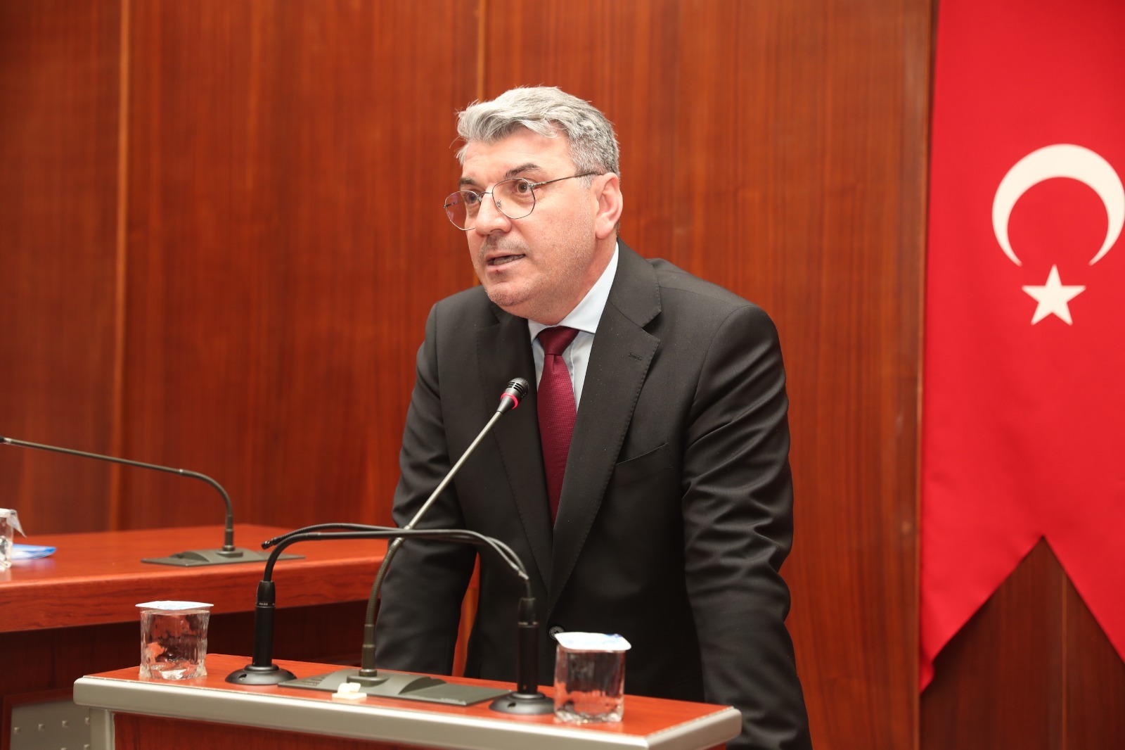 İzmit Belediye Meclisi 6 Şubat depremlerinde hayatını kaybedenleri andı